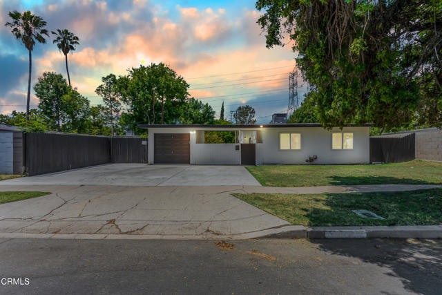 7745 Geyser Avenue, Reseda CA: https://media.crmls.org/mediaz/5dbdef47-5178-480a-9a19-6d9ca869f42c.jpg