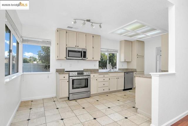 738 Valley Green Dr, Brentwood CA: https://media.crmls.org/mediaz/5dbe26e1-2b1a-4206-b27d-4cff28defc94.jpg