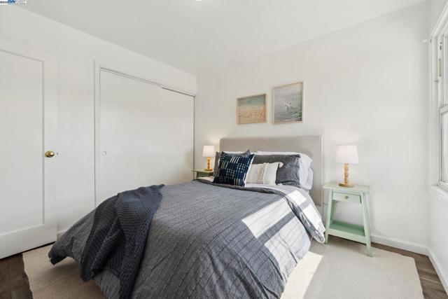 108 Cypress St, Alameda CA: https://media.crmls.org/mediaz/5dbe2cd3-9db9-44e4-8140-ade0283bcfb5.jpg