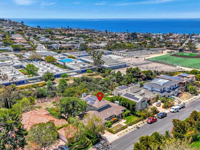 1211 W Muirlands Dr, La Jolla CA: https://media.crmls.org/mediaz/5dbf2dc6-76fb-4ce9-aa33-b9d13c9d367b.jpg