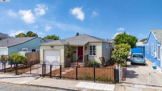 455 32nd St, Richmond CA: https://media.crmls.org/mediaz/5dbf897f-be6f-4671-983d-1e162ef15d76.jpg