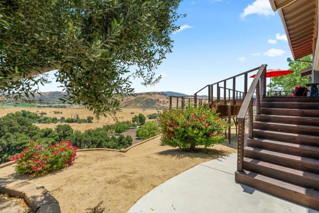 38 Barbras Court, Hollister CA: https://media.crmls.org/mediaz/5dc05657-b3f5-445b-8a61-a6e4d93b3bad.jpg