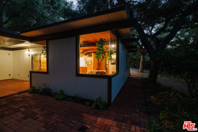 1289 Old Topanga Canyon Road, Topanga CA: https://media.crmls.org/mediaz/5dc0795e-5f35-4fbb-867b-62bd95939f1f.jpg
