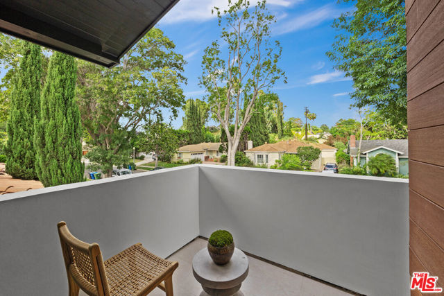 2631 Castle Heights Place, Los Angeles CA: https://media.crmls.org/mediaz/5dc121f4-5a07-4194-a5e4-632537c11c47.jpg