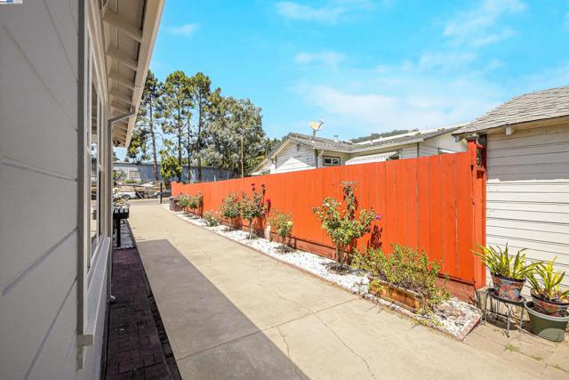 6133 Seminary Ave, Oakland CA: https://media.crmls.org/mediaz/5dc15d5a-0270-4159-83a9-44f5aec58a1c.jpg