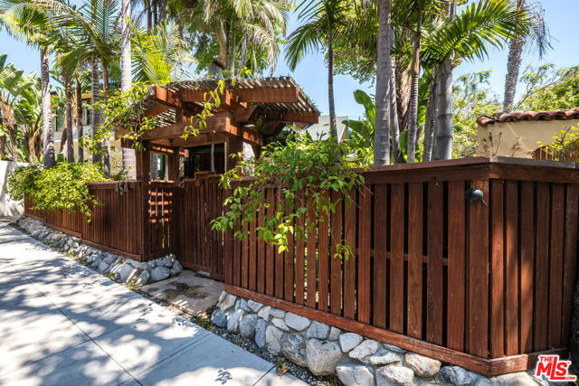 454 E Rustic Road, Santa Monica CA: https://media.crmls.org/mediaz/5dc1a75c-4b9c-4771-939c-0e2591199eee.jpg