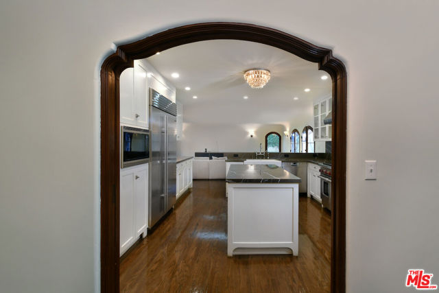 4352 Forman Avenue, Toluca Lake CA: https://media.crmls.org/mediaz/5dc22e6d-45f0-4d14-9dab-75bc67d035d2.jpg