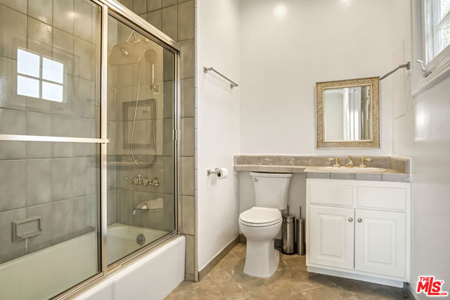 116 N Palm Drive, Beverly Hills CA: https://media.crmls.org/mediaz/5dc2f0ab-93b1-41e1-b258-69ae522264f4.jpg