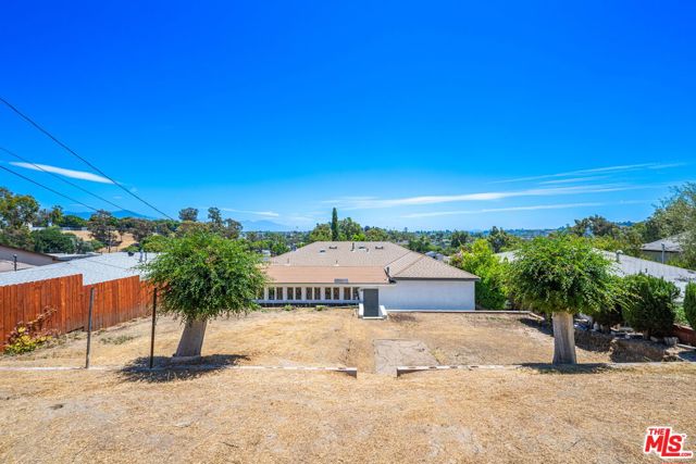 2333 Warwick Avenue, Los Angeles CA: https://media.crmls.org/mediaz/5dc3ea14-ea4e-4c1e-82e6-da75b8c05a9b.jpg