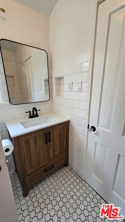 2615 W Edgehill, Los Angeles CA: https://media.crmls.org/mediaz/5dc3f108-7046-4744-81c9-4f99c3c1f956.jpg