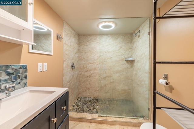 12255 Sierra Dr, Truckee CA: https://media.crmls.org/mediaz/5dc44876-f3f2-437f-afb8-270e68d536a2.jpg