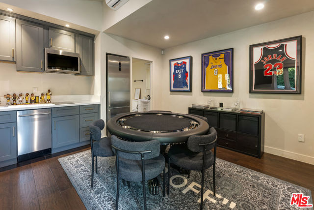 338 Westbourne Drive, West Hollywood CA: https://media.crmls.org/mediaz/5dc4d65a-54cf-452c-95b7-f474c3610267.jpg