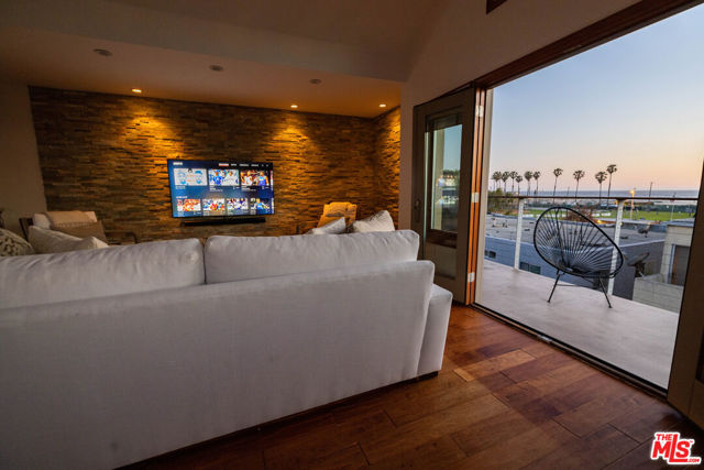 6644 Vista Del Mar, Playa del Rey CA: https://media.crmls.org/mediaz/5dc56574-5a5b-43d2-80e5-1b427d9407f6.jpg