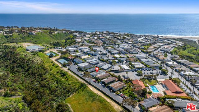 29500 Heathercliff Road, Malibu CA: https://media.crmls.org/mediaz/5dc58fc4-47bc-479e-ab4e-56a9183c7c6c.jpg