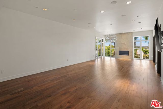 447 North Doheny Drive, 305 photo 24
