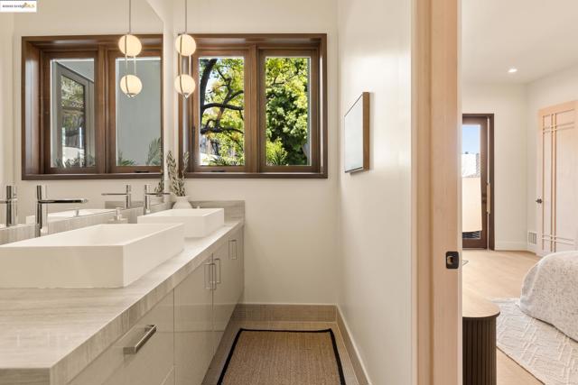 30 Lincolnshire Dr, Oakland CA: https://media.crmls.org/mediaz/5dc5e069-fb54-4ed3-8ac7-fab59bafb94e.jpg