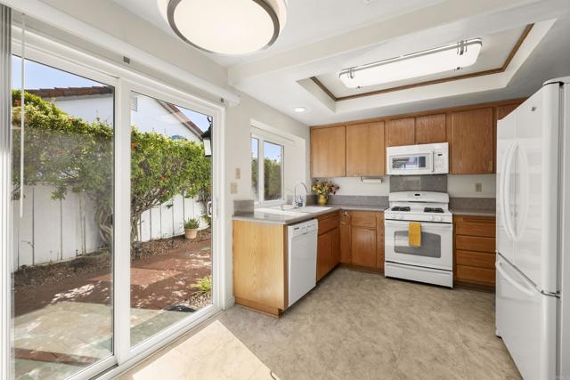 4125 Arcadia Way, Oceanside CA: https://media.crmls.org/mediaz/5dc5ee24-44ba-4d2b-820c-27f0b3891e2e.jpg