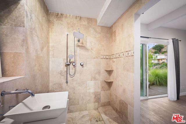 8657 Valley Flores Drive, West Hills CA: https://media.crmls.org/mediaz/5dc5ee2a-0484-49a2-ab72-a444584367cb.jpg