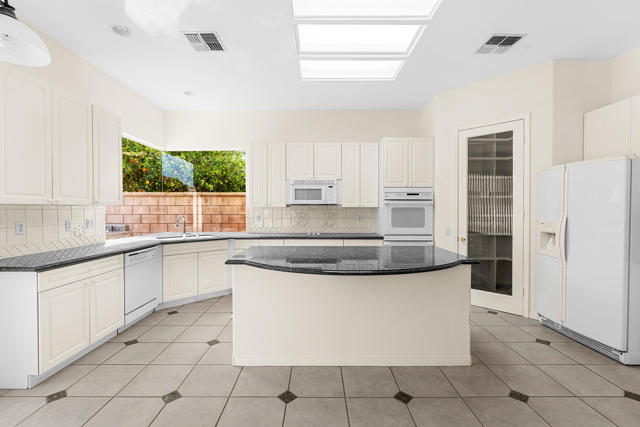 37159 Turnberry Isle Drive, Palm Desert CA: https://media.crmls.org/mediaz/5dc63d08-1081-4d6c-b41c-6ecbef1d9964.jpg