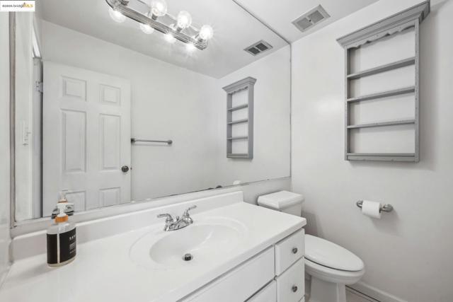 325 Kitty Hawk Rd, Alameda CA: https://media.crmls.org/mediaz/5dc6e7c1-4707-4456-b5f0-e2adaf839e21.jpg