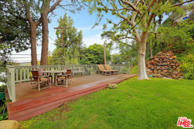 8049 Briar Summit Drive, Los Angeles CA: https://media.crmls.org/mediaz/5dc6fdc9-f8b9-4d01-b164-24cf9c2bdd62.jpg