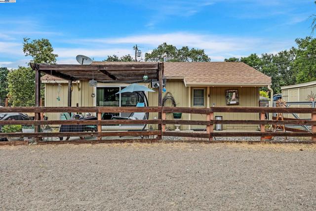 6745 Alisal St, Pleasanton CA: https://media.crmls.org/mediaz/5dc7568d-8b45-4bdd-924d-217eb3b735f0.jpg