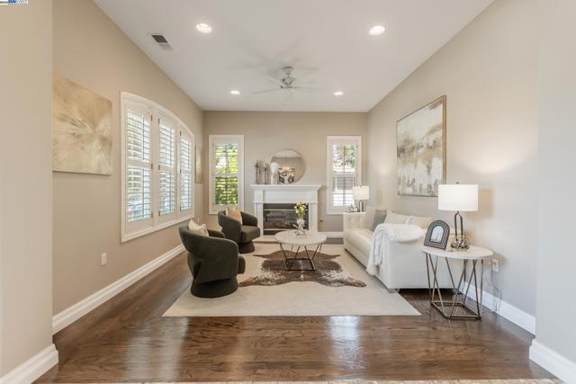 5633 Selena Ct, Pleasanton CA: https://media.crmls.org/mediaz/5dc772f2-c53c-4489-acc1-117b9e05f8fe.jpg