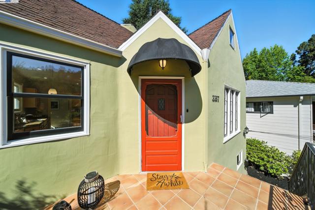 3357 Jordan Rd, Oakland CA: https://media.crmls.org/mediaz/5dc7e5a5-83b6-4a9e-b058-a704e65319c4.jpg