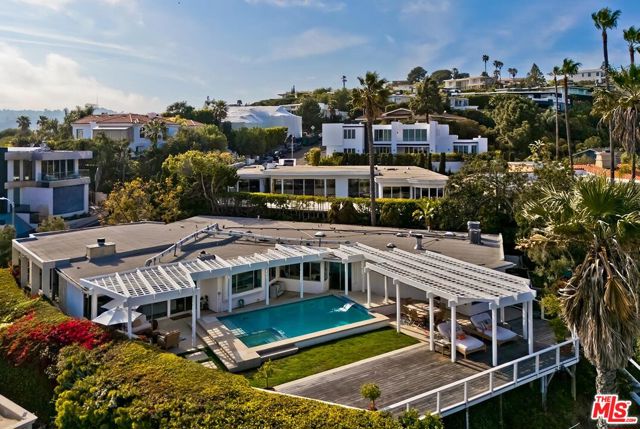 2224 Hercules Drive, Los Angeles CA: https://media.crmls.org/mediaz/5dc8fcec-b8bf-4ae8-991d-6d1db992aa09.jpg