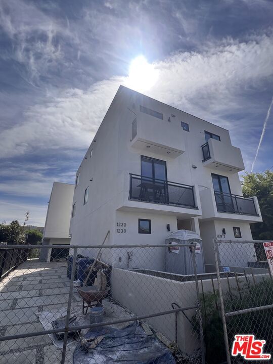 1228 1/2 S Berendo Street, Los Angeles CA: https://media.crmls.org/mediaz/5dc92b86-7d31-4be2-acd1-d73b6b22feb1.jpg