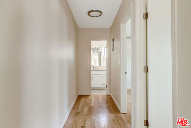423 N Harvard Boulevard, Los Angeles CA: https://media.crmls.org/mediaz/5dc94a93-74b2-49d3-9681-8806d729ca19.jpg