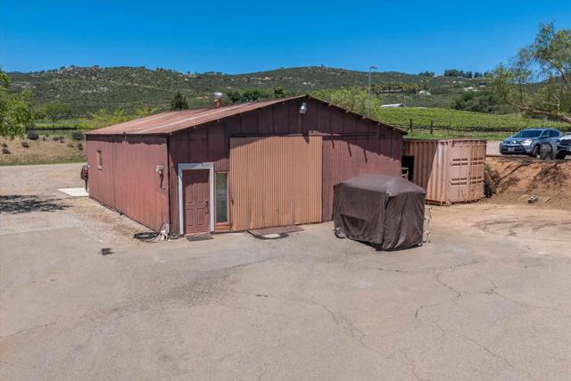 25260 E Old Julian Hwy, Ramona CA: https://media.crmls.org/mediaz/5dc9873f-2e48-473e-813c-54d1bf41e1dd.jpg