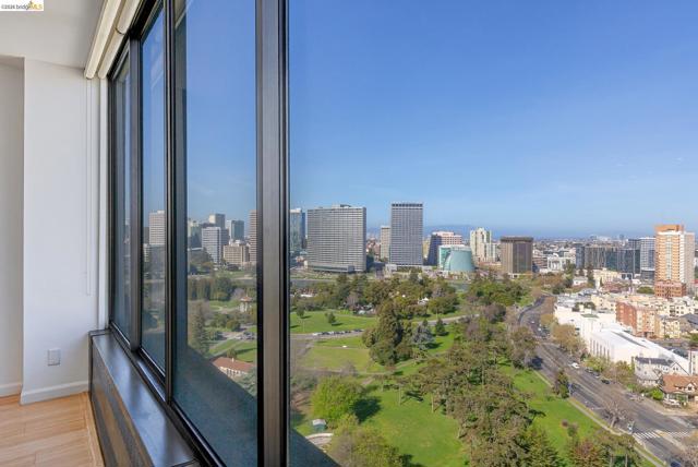 565 Bellevue Ave, Oakland CA: https://media.crmls.org/mediaz/5dc9a8f0-a5fc-40e5-bf85-051230b3724d.jpg