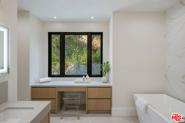 1530 N Beverly Drive, Beverly Hills CA: https://media.crmls.org/mediaz/5dca9c8f-1160-41b0-a2a9-17dcfbd50a94.jpg