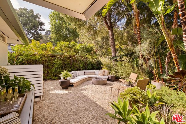 2246 Chelan Place, Los Angeles CA: https://media.crmls.org/mediaz/5dca9cec-f1e0-4bfe-b624-1f973a65c38d.jpg