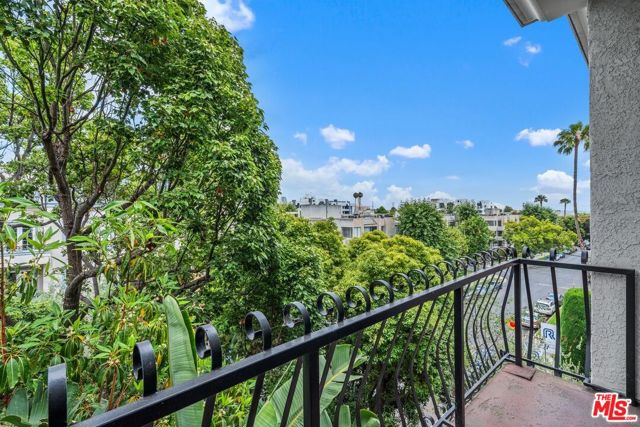 1375 Kelton Avenue, Los Angeles CA: https://media.crmls.org/mediaz/5dcb77a0-ac3f-4d9e-8f1a-8c2fe499648a.jpg
