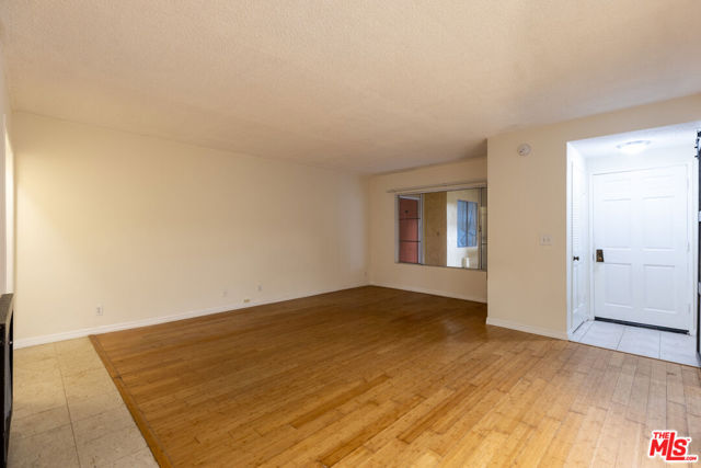 1033 6TH Street, Santa Monica CA: https://media.crmls.org/mediaz/5dcb8f8f-3115-4bee-9446-d9cc6798dc86.jpg