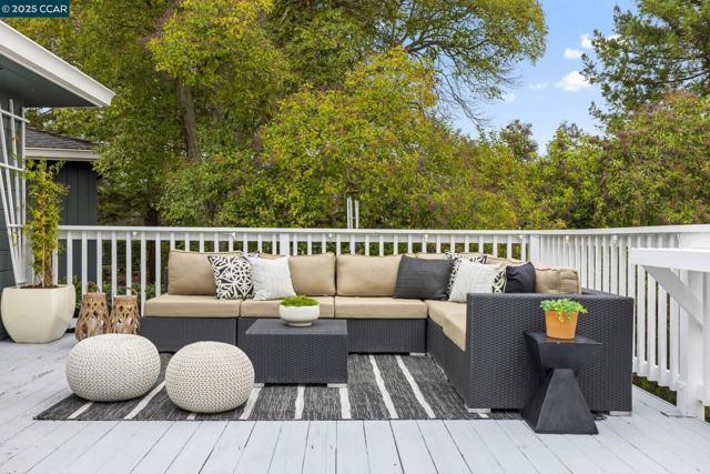 110 Twin Peaks Drive, Walnut Creek CA: https://media.crmls.org/mediaz/5dcbdc4b-9bd1-4143-8b59-9a2dcd4a612c.jpg