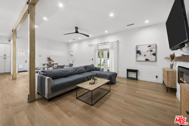 5656 Penfield Avenue, Woodland Hills CA: https://media.crmls.org/mediaz/5dcc2a87-bdff-4198-af8a-2293da3219c6.jpg