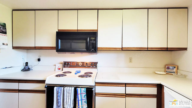 2700 E Mesquite Avenue, Palm Springs CA: https://media.crmls.org/mediaz/5dccbd7e-e774-4c81-b529-ff6e358eac55.jpg