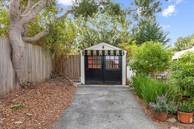 989 Madison Street, Monterey CA: https://media.crmls.org/mediaz/5dcd4c80-1e31-46aa-b2f2-95f5212b4d36.jpg