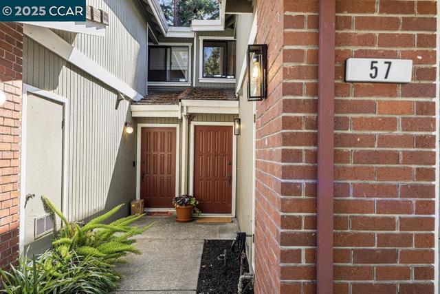 57 Glen Valley Cir, Danville CA: https://media.crmls.org/mediaz/5dcd864a-fe0b-4d6a-8bba-3fdccc279472.jpg