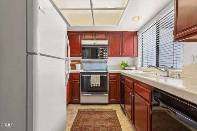 436 E Palm Avenue, Burbank CA: https://media.crmls.org/mediaz/5dce718d-dd7c-429a-a2d4-7e5ea9cd4dfd.jpg