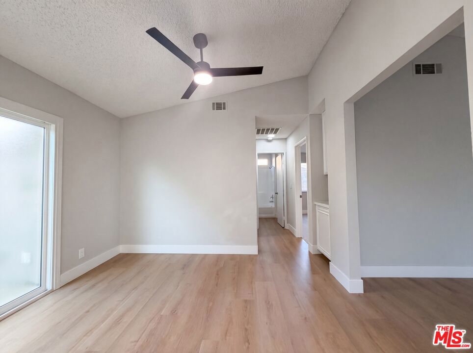 https://media.crmls.org/mediaz/5dcf47b2-f59e-45da-b944-b1c506c5a4ed.jpg?preset=X-Large