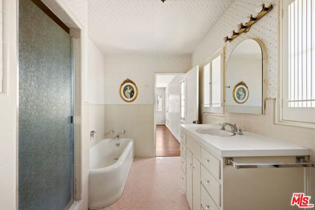 313 S Peck Drive, Beverly Hills CA: https://media.crmls.org/mediaz/5dd004d5-e565-453f-ab5a-45cdbd39bc38.jpg