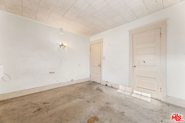 1011 N N Heliotrope Drive, Los Angeles CA: https://media.crmls.org/mediaz/5dd08773-a99e-414a-99de-ba67e744285e.jpg