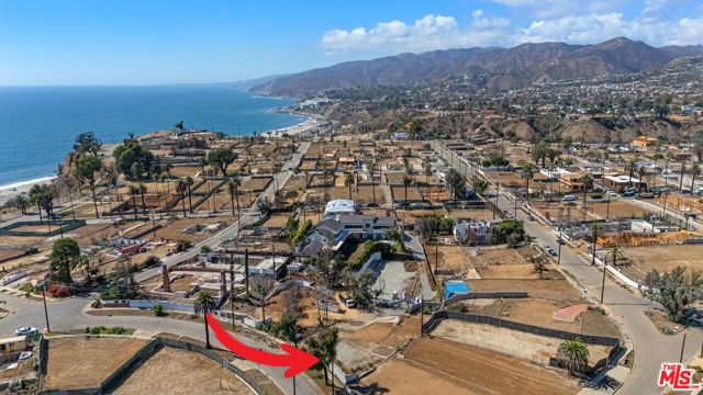 419 Lombard Avenue, Pacific Palisades CA: https://media.crmls.org/mediaz/5dd1350b-4d9b-4d32-86e4-62b240216c56.jpg