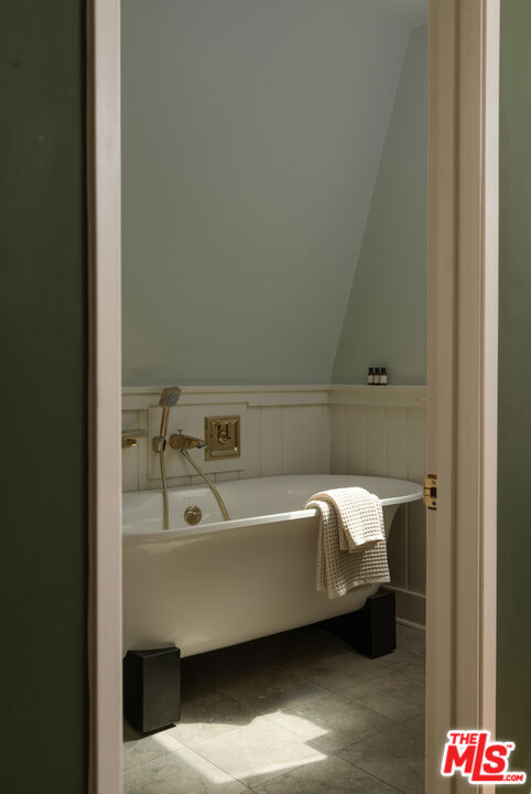 https://media.crmls.org/mediaz/5dd13cb7-3a9a-42f6-b7b7-0f8d344cd5d5.jpg?preset=X-Large