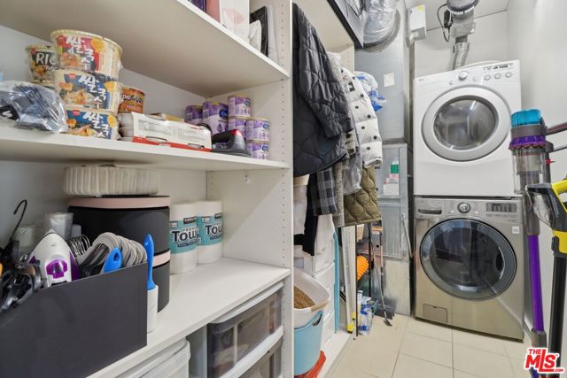 1155 S Grand Avenue, Los Angeles CA: https://media.crmls.org/mediaz/5dd18d22-0b7e-4b85-9d3e-a181aac2325a.jpg