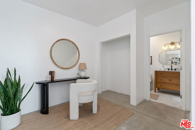 1280 S Sycamore Avenue, Los Angeles CA: https://media.crmls.org/mediaz/5dd3836a-6635-4b0e-8714-3a4e5a54dd09.jpg